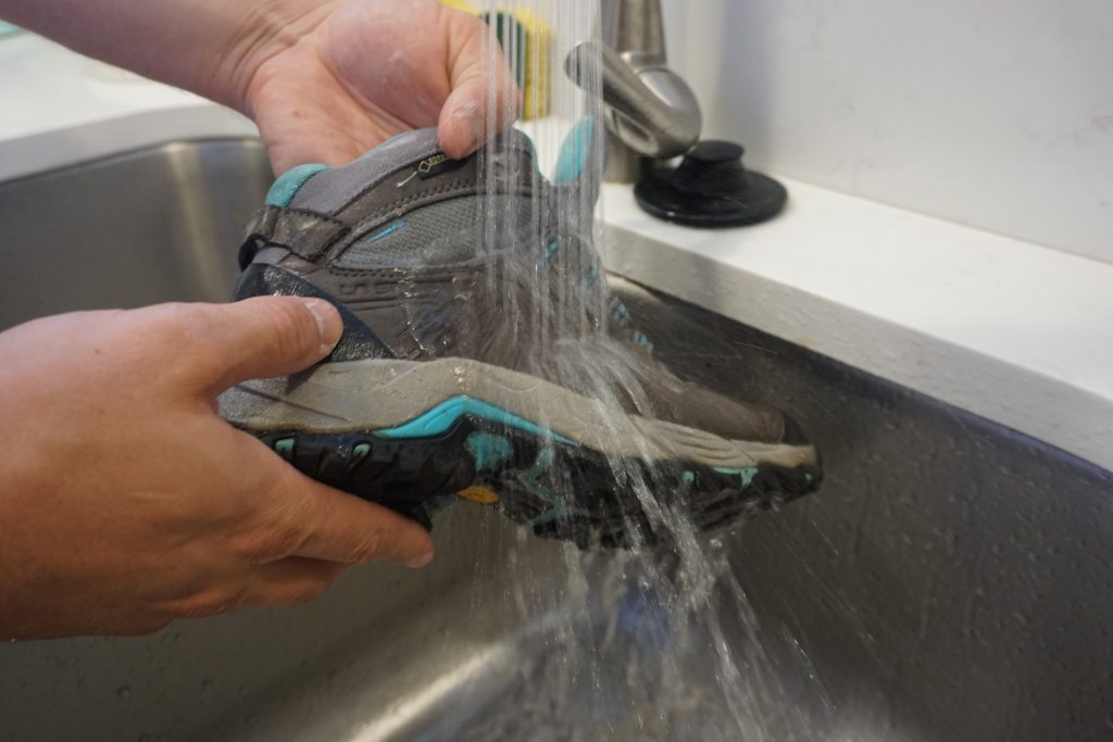 Усны хамгаалалттай гутлаа яаж цэвэрлэх вэ?